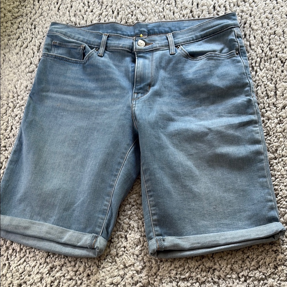 Levi’s ladies denim short size 32”